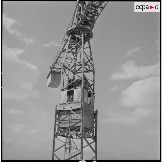 [Vue d'un ouvrier dans une grue sur un chantier de construction aux docks de Saïda.]