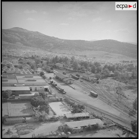 [Vue aérienne de la gare de Saïda depuis un bâtiment des docks coopératifs en cours de construction.]