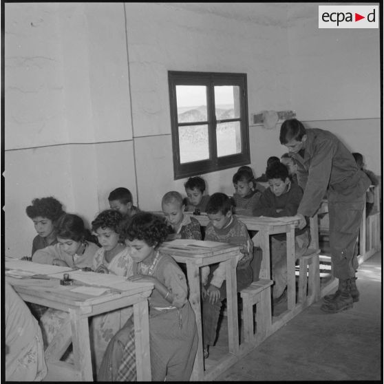 [Elèves de l'école du centre de Saïda en étude avec un instituteur provenant des SAS.]