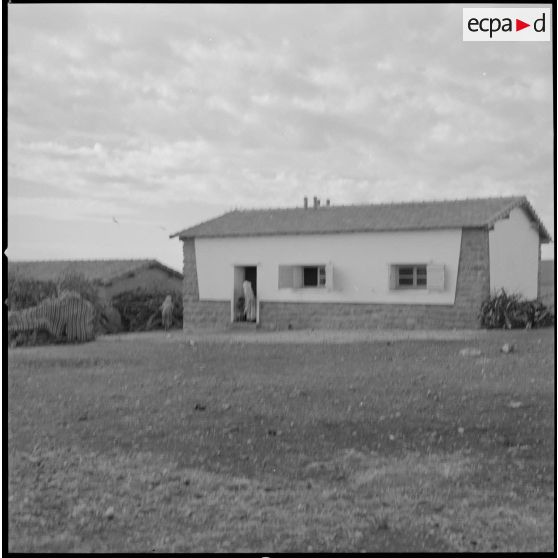 [Vue d'une bâtisse nouvellement construite dans le centre de regroupement de la ferme Cazorla.]