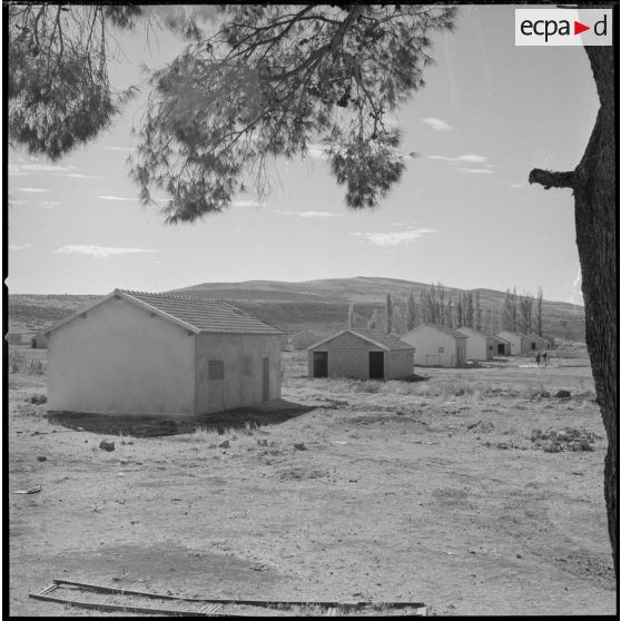 [Vue d'ensemble des bâtisses nouvellement construites dans le centre de regroupement de la ferme Cazorla.]