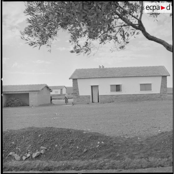 [Vue d'une bâtisse nouvellement construite dans le centre de regroupement de la ferme Cazorla.]