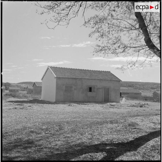 [Vue d'une bâtisse nouvellement construite dans le centre de regroupement de la ferme Cazorla.]