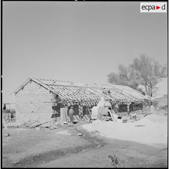 [Construction d'une bâtisse dans le centre de regroupement de la ferme Cazorla.]