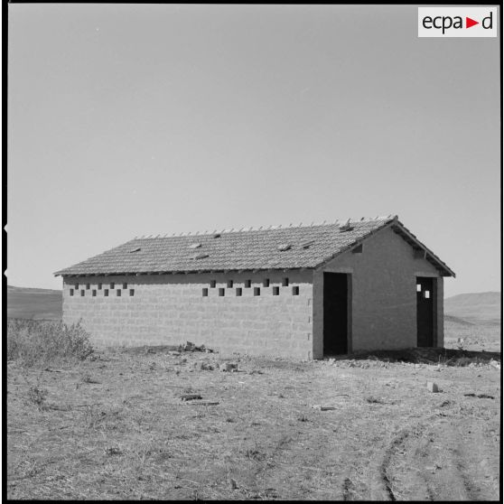 [Vue d'une bâtisse nouvellement construite dans le centre de regroupement de la ferme Cazorla.]