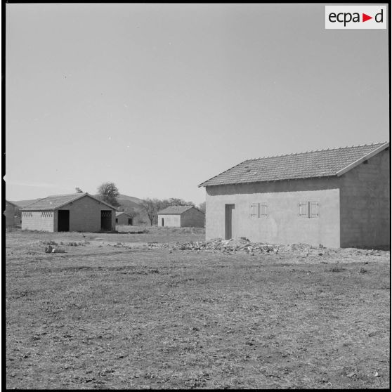 [Vue des bâtisses nouvellement construites dans le centre de regroupement de la ferme Cazorla.]