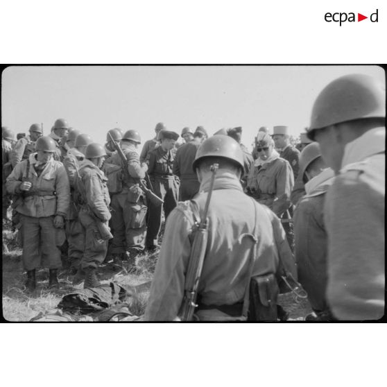 Rassemblement de soldats après l'opération. [légende d'origine]