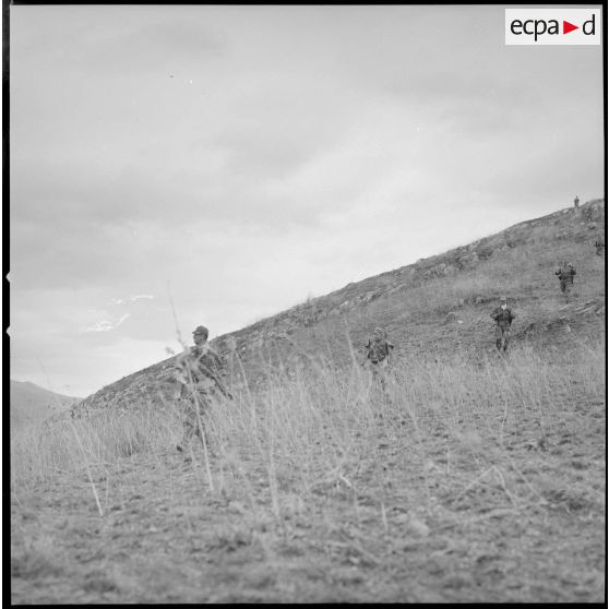 [Colonne de soldats du 2/8e RIM en progression au cours d'une opération en Kabylie.]