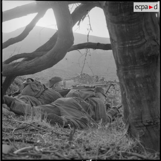 [Soldats du 2/8e RIM en position de tir au cours d'une opération en Kabylie.]