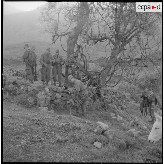 [Soldats du 2/8e RIM faisant une halte au cours d'une opération en Kabylie.]