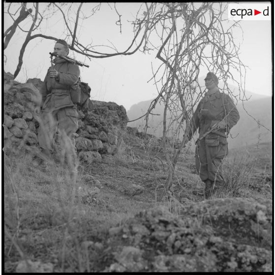 [Soldats du 2/8e RIM en progression au cours d'une opération en Kabylie.]