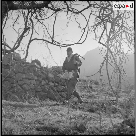 [Soldat du 2/8e RIM marchant avec un fusil-mitrailleur au cours d'une opération en Kabylie.]