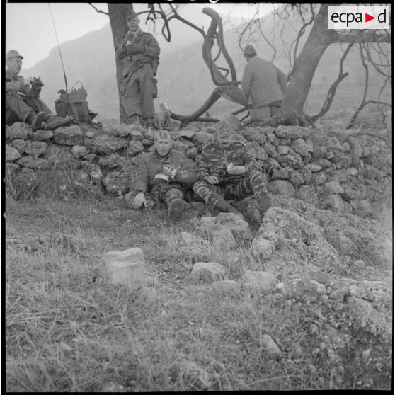 [Soldat du 2/8e RIM faisant une halte au cours d'une opération en Kabylie. Au premier plan à gauche, Arthur Smet.]