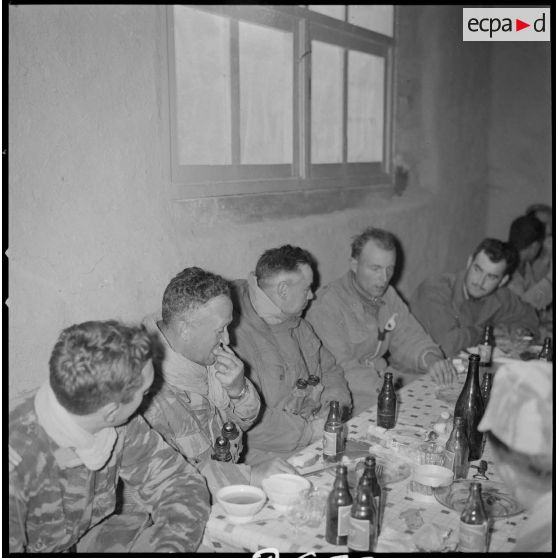 [Soldats du 2/8e RIM à table dans un cantonnement de Tissemiran après une opération.]