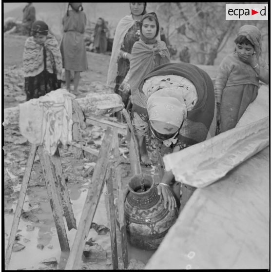 [Femme kabyle puisant de l'eau aux alentours des cantonnements du 2/8e RIM de Tissemiran.]