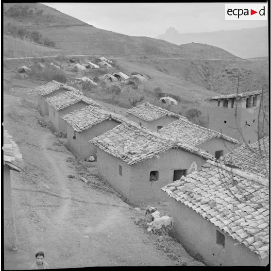 [Groupement d'habitations aux alentours des cantonnements du 2/8e RIM de Tissemiran.]