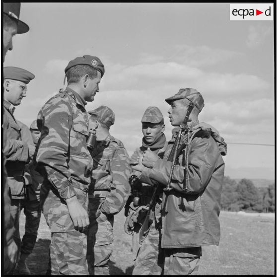 [Opération avec le commando Georges dans le secteur de Fenouane, près de la ferme Garrigues. Capitaine Georges Grillot, à gauche, discutant avec un soldat du commando Georges.]