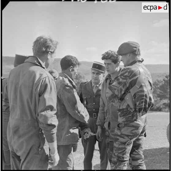 [Opération avec le commando Georges dans le secteur de Fenouane, près de la ferme Garrigues. Soldats du commando Georges et gendarme interrogeant un prisonnier.]