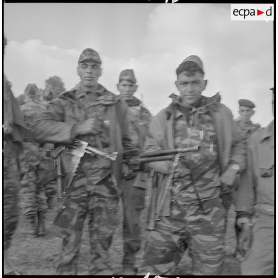 [Opération avec le commando Georges dans le secteur de Fenouane, près de la ferme Garrigues. Soldats du commandos Georges posant avec un MAT49 et un fusil-mitrailleur.]