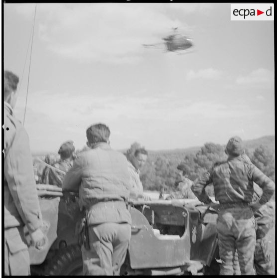 [Opération avec le commando Georges dans le secteur de Fenouane, près de la ferme Garrigues. Soldats attendant près d'un véhicule de type jeep.]