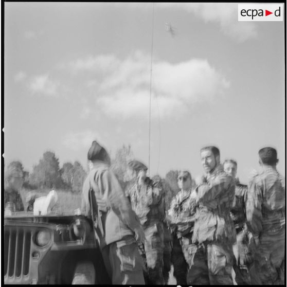 [Opération avec le commando Georges dans le secteur de Fenouane, près de la ferme Garrigues. Soldats en attente près d'une jeep de type Willys-Hotchkiss.]