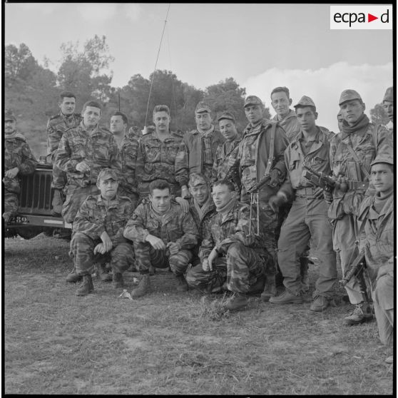 [Opération avec le commando Georges dans le secteur de Fenouane, près de la ferme Garrigues. Soldats du commando Georges posant à droite avec les soldats du GHAN (groupe d'hélicoptères de l'aéronautique naval).]