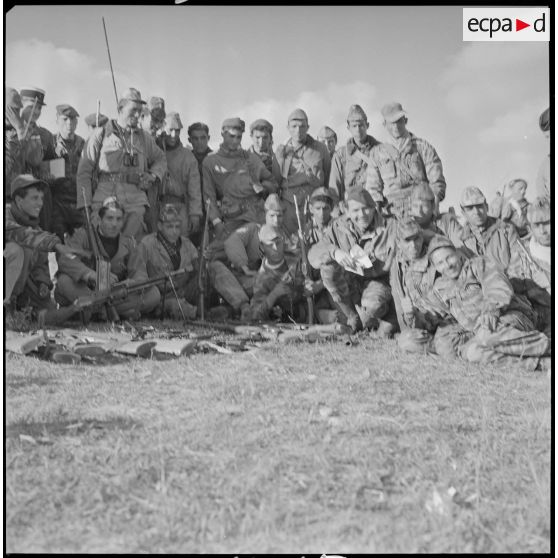 [Opération avec le commando Georges dans le secteur de Fenouane, près de la ferme Garrigues. Soldats posant en groupe devant les armes récupérées.]