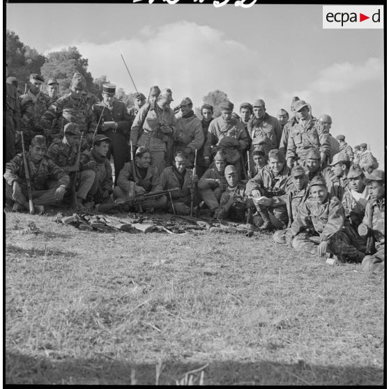 [Opération avec le commando Georges dans le secteur de Fenouane, près de la ferme Garrigues. Soldats posant devant les armes récupérées dont un fusil-mitrailleur.]