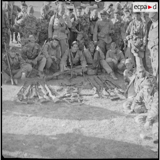 [Opération avec le commando Georges dans le secteur de Fenouane, près de la ferme Garrigues. Soldats posant devant les armes récupérées dont un fusil-mitrailleur.]