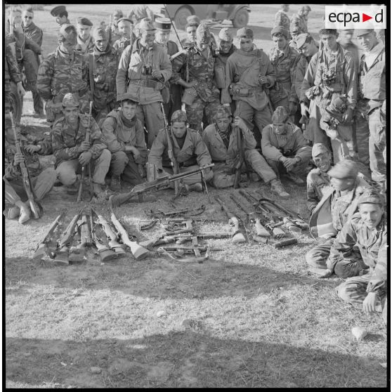 [Opération avec le commando Georges dans le secteur de Fenouane, près de la ferme Garrigues. Soldats posant devant les armes récupérées dont un fusil-mitrailleur.]