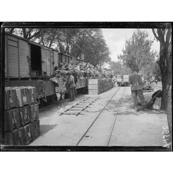 Gare de Vertekop. Trains de troupes et de munitions. [légende d'origine]