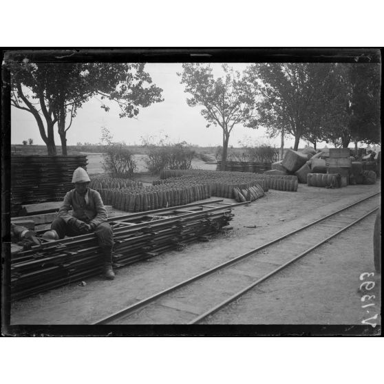 Gare de Vertekop. Réserve d'obus. [légende d'origine]