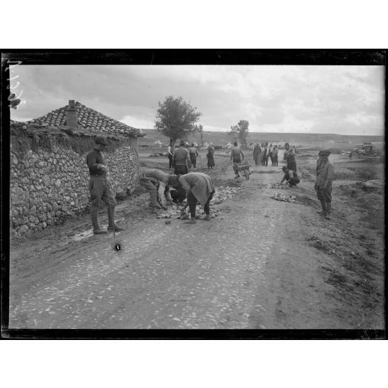 Sotira. Comitadjis travaillant sur la route. [légende d'origine]