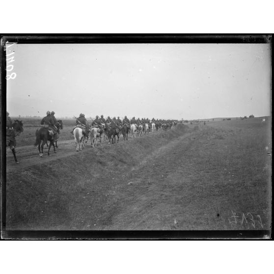 Près Vrtelom. Troupes sur la route de Monastir. [légende d'origine]