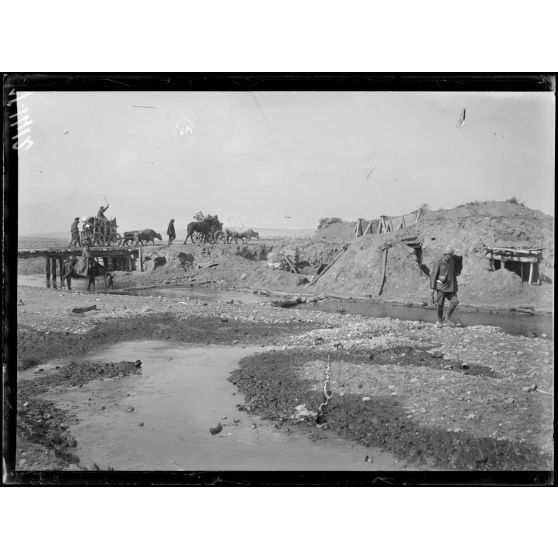 Près Rosna, sur la route de Monastir, à l'emplacement de nos anciennes 1ères lignes. [légende d'origine]