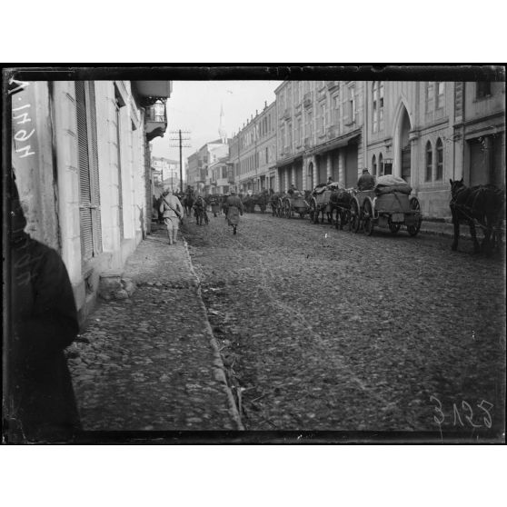 Monastir. Les premières troupes françaises passant dans la rue principale. [légende d'origine]