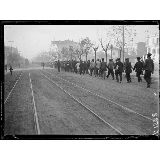 Salonique. Défilé des volontaires grec, boulevard de la Révolution. [légende d'origine]