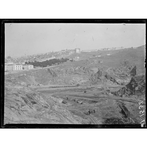 Salonique. Les remparts et l'Acropole, côté sud de la vieille ville. [légende d'origine]