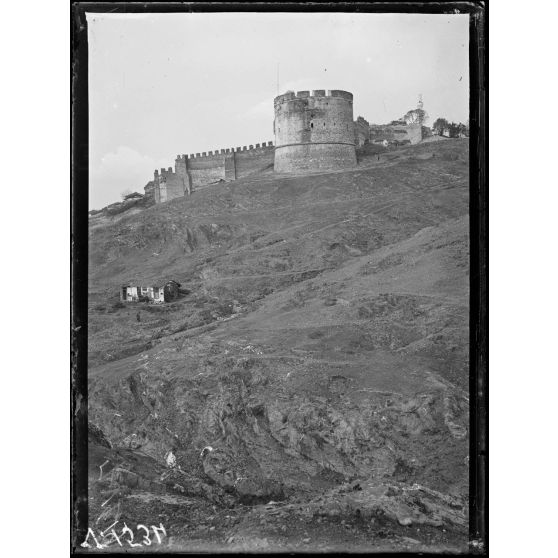 Salonique. La grande tour d'angle du mur sud de la citadelle. [légende d'origine]