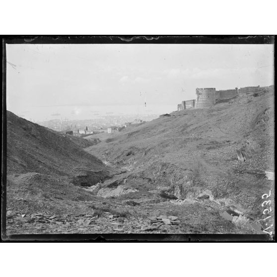 Salonique. Vue de la tour d'angle sud, dans le fond, la ville, la rade, les cuirassés. [légende d'origine]