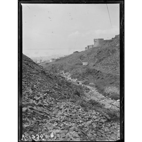 Salonique. Vue prise du fond du ravin passant au pied des murs de la citadelle. [légende d'origine]