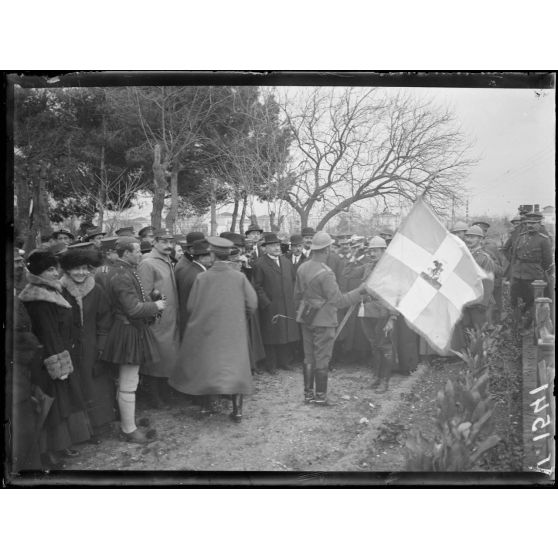 Salonique. Remise du drapeau au général Christodoulos. [légende d'origine]