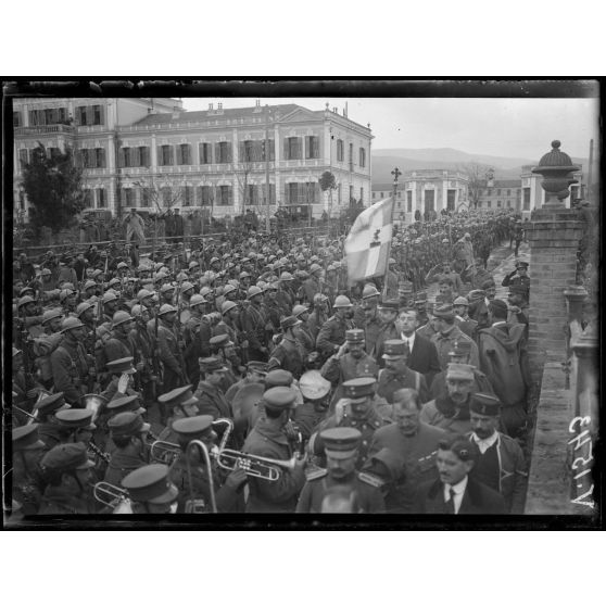 Salonique. Le drapeau défile devant les troupes. [légende d'origine]