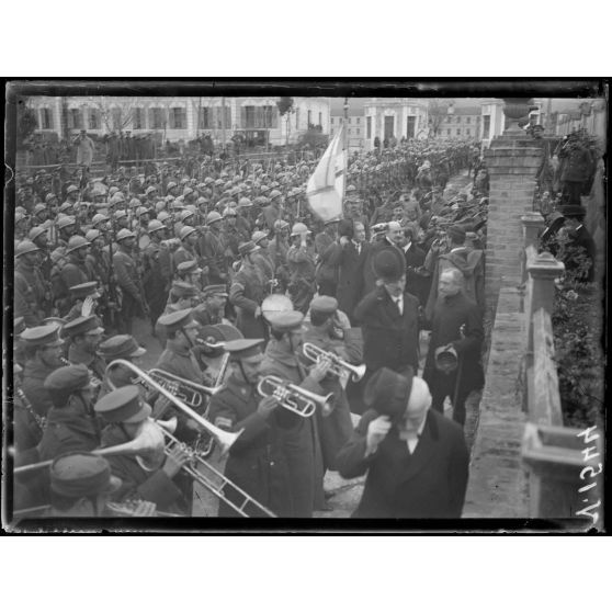 Salonique. Le drapeau défile devant les troupes. [légende d'origine]