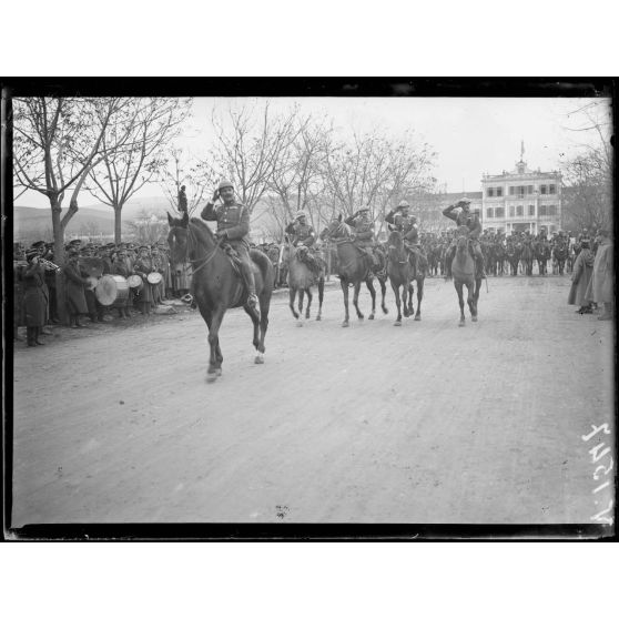 Salonique. Les officiers de la division Serrès saluent M. Venizelos et le général Sarrail. [légende d'origine]