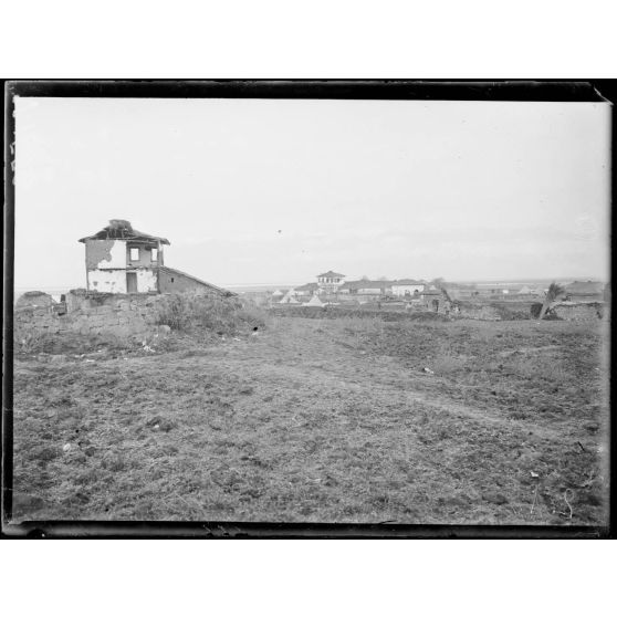 Negotin, sur la Tcherna. Au fond, le quartier général du général Gérôme, commandant la 17e division coloniale. [légende d'origine]