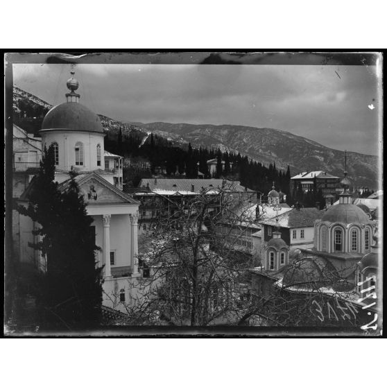 Mont-Athos. Vue d'ensemble du monastère de Saint Panteleimon sous la neige. [légende d'origine]