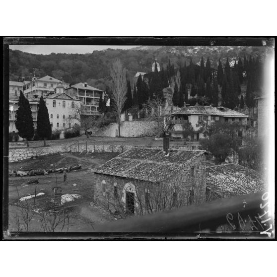 Mont-Athos. Vue d'ensemble du monastère de Saint Panteleimon sous la neige. [légende d'origine]