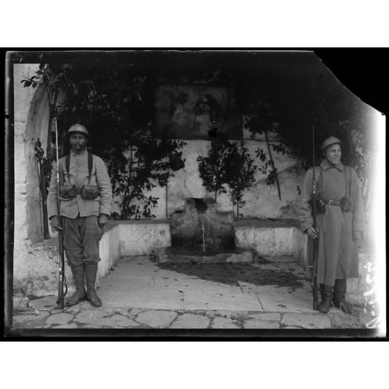 Mont-Athos. Saint Panteleimon, garde franco-russe près du port. [légende d'origine]