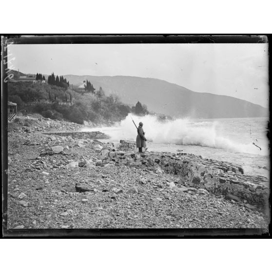 Mont-Athos. Devant Saint Panteleimon. La mer démontée. [légende d'origine]